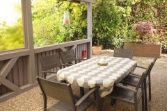 Ferienwohnung BURGSTATION - Terrasse mit Esstisch